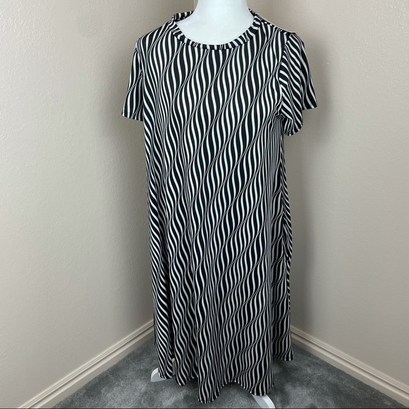 Honey and Lace Dresses & Skirts - NWT HONEY & LACE BLACK WHITE NAPA DRESS